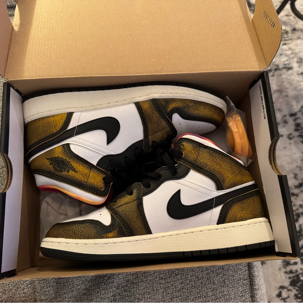 Nike Air Jordan 1 Retro High OG Black and Gold Sneakers - Picture 7 of 9
